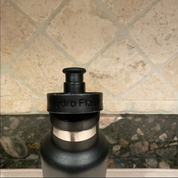 Hydro Flask Standard Mouth with Sport Cap 21 oz in Black - Picture 2 of 5